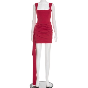 Détail de mini-robe rouge sans manches avec col carré et longs rubans latéraux décoratifs