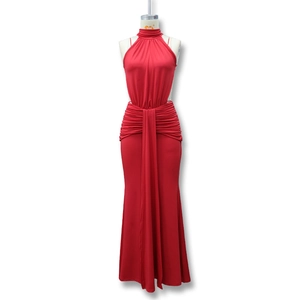 Dettaglio dell'abito da sera rosso con scollo all'americana e arricciature eleganti in vita