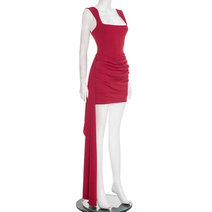 Détail d'une robe mini rouge à col carré avec texture plissée et ruban fluide long