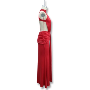 Dettaglio dell'abito rosso con scollo all'americana e drappeggio laterale elegante sul fianco