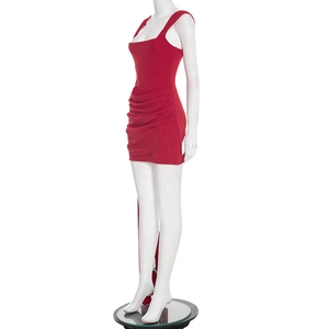Vue détaillée du drapé latéral et de la coupe ajustée de cette mini-robe rouge sans manches