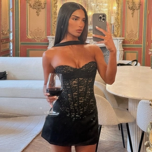 Mini abito a corsetto nero sexy con patchwork in pizzo e struttura a lisca di pesce