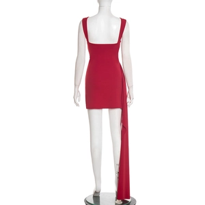 Détail d'une robe mini rouge avec col carré sans manches et longue écharpe latérale