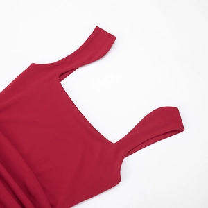 Gros plan sur l'encolure carrée et les larges bretelles d'une robe moulante rouge foncé