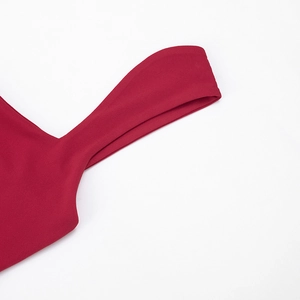 Gros plan sur une robe rouge foncé à col carré avec coutures invisibles et texture tricotée