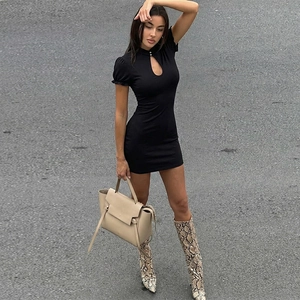 Photo de rue d'une mini robe noire moulante avec col goutte d'eau et manches courtes