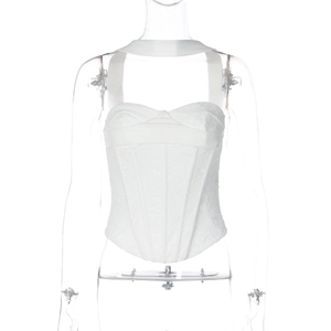 Dettaglio di un top a corsetto in pizzo bianco con stecche e spalline larghe