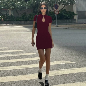 Détail d'une robe courte bordeaux avec encolure ajourée et col montant au style chic