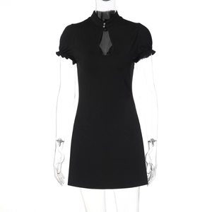 Détail de la mini-robe noire ajustée avec col officier et découpe en goutte