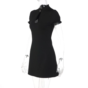 Détail de la mini robe moulante noire avec col mandarin et découpe en forme de goutte