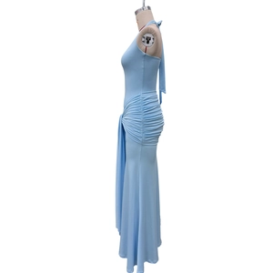 Dettaglio dell'abito lungo azzurro con scollo all'americana e arricciature laterali eleganti