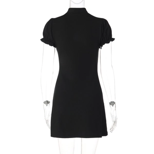 Détail du dos d'une robe noire moulante avec col montant et manches à volants