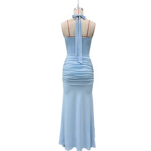 Dettaglio dell'abito arricciato azzurro con grande fiocco sulla schiena e scollo all'americana