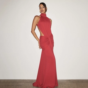 Elegante abito lungo bordeaux con scollo all'americana e aperture in vita per serate