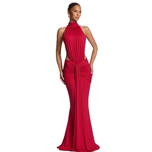 Elegante abito da sera a sirena rosso con scollo all'americana e ritagli laterali in vita