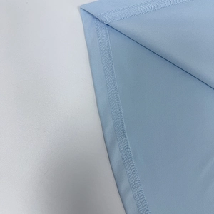 Dettaglio ravvicinato della cucitura overlock di alta qualità sulla cucitura interna blu