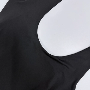 Dettaglio dell'abito aderente nero con scollo a U e tessuto elasticizzato