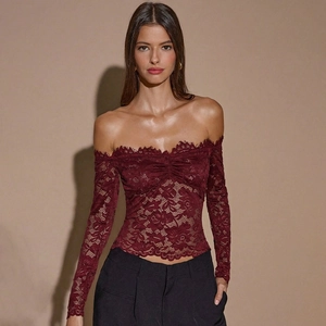 Elegante top in pizzo bordeaux con spalle scoperte, maniche lunghe e dettaglio a pieghe