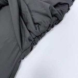 Dettaglio del tessuto a maglia grigio scuro con arricciatura stretta e trama elastica
