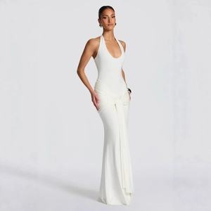 Dettaglio dell'elegante scollo all'americana e drappeggio plissettato dell'abito bianco
