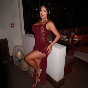 Robe longue en dentelle rouge foncé avec dos nu élégant et fente latérale haute