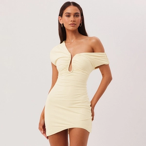 Robe mini moulante sans manches crème avec une épaule asymétrique et détail découpé