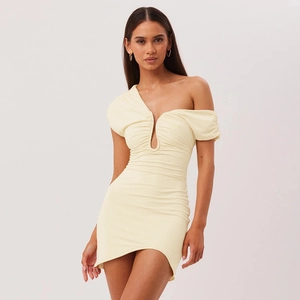 Détail de la mini robe froncée jaune clair montrant l'encolure asymétrique