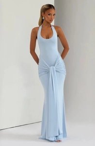 Dettaglio dell'elegante nodo e del design drappeggiato sull'abito lungo aderente celeste