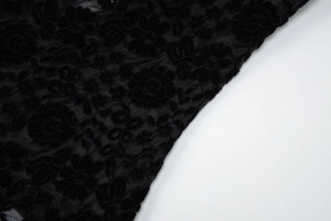 Gros plan sur un tissu en dentelle florale noire avec broderie et texture 3D unique