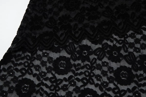Détail macro de dentelle florale noire élégante avec des bords festonnés délicats