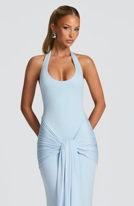 Dettaglio dell'abito all'americana azzurro con nodo in vita e drappeggio elegante