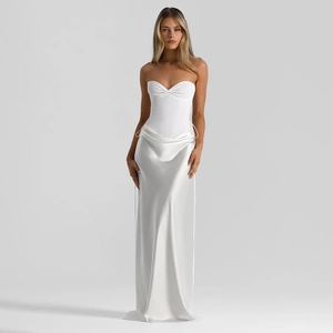 Détail d'une robe longue bustier blanche avec corsage ajusté et jupe en satin drapée