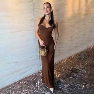 Détail de la robe moulante bustier marron foncé avec un nœud élégant à la poitrine