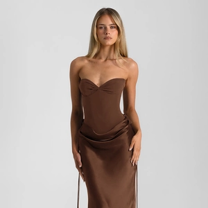 Haut corset marron sans bretelles élégant avec jupe moulante en satin assortie pour femme