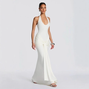 Elegante abito a sirena bianco con scollo a U e dettagli drappeggiati in vita