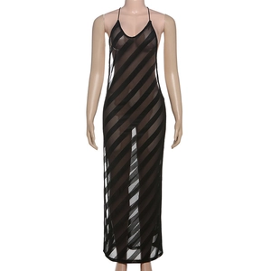 Détail d'une robe moulante en maille noire transparente avec rayures et bretelles