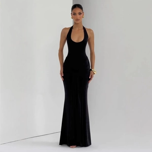 Elegante abito da sera nero con scollo a U, allacciatura al collo e dettagli increspati