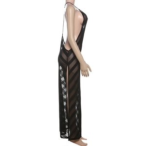 Détail de la robe noire transparente rayée sexy avec dos nu et fente latérale haute