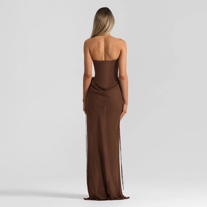Détail de la robe bustier marron café avec tissu transparent et dos nu élégant
