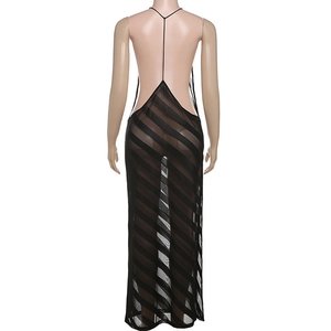 Détail du tissu transparent à rayures noires sur la robe moulante dos nu sexy