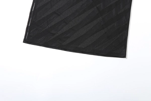 Détail de près du tissu en maille noire semi-transparente avec motif rayé diagonal