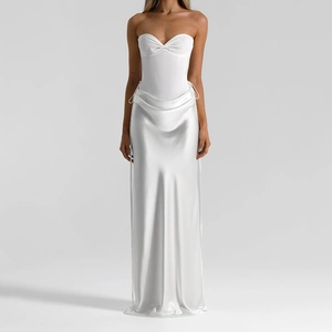 Robe longue bustier blanche élégante avec finition satinée et détails de cordon latéral