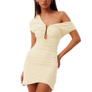 Mini-robe élégante à une épaule froncée en jaune crème sans manches et coupe ajustée