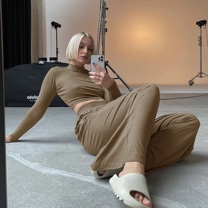 Ensemble pour femmes haut court à manches longues marron olive et pantalon large
