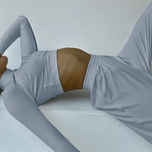 Ensemble de sport bleu clair pour femme avec haut court à manches longues et pantalon large