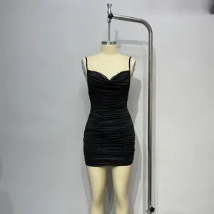 Détail du décolleté en V avec strass sur la mini-robe moulante noire froncée