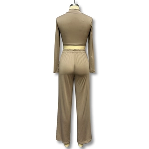 Détail du tissu côtelé kaki sur le haut court et le pantalon large à taille haute