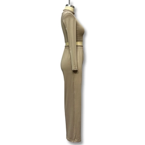 Détail de l'ensemble deux pièces kaki avec haut court et pantalon large à taille haute