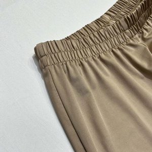 Détail de la taille élastique d'un pantalon large kaki avec texture lisse et douce