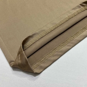 Vue macro de la couture surjetée professionnelle sur un ensemble décontracté kaki